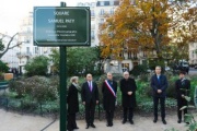 Besuch und Kranzniederlegung am neu umbenannten Platz in Paris zu Ehren von Lehrer Samuel PATY