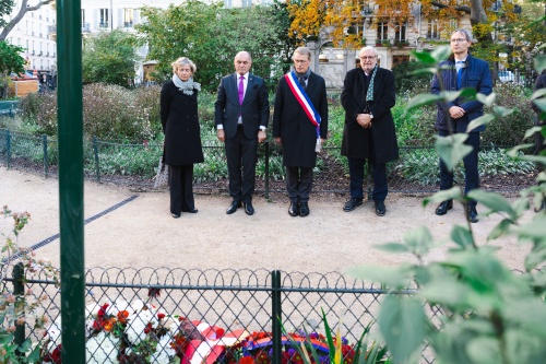 Besuch und Kranzniederlegung am neu umbenannten Platz in Paris zu Ehren von Lehrer Samuel PATY