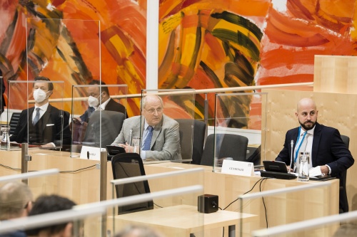 Auf der Regierungsbank von rechts: Austrian Economics Centre Martin Gundinger, Wirtschaftsuniversität Wien Christoph Badelt, Finanzminister Gernot Blümel (ÖVP)