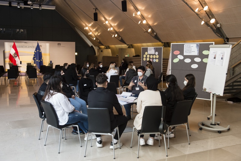 SchülerInnen der Klasse 1C und 3F der Berufsschule für Verwaltungsberufe im 5. Wiener Gemeindebezirk bei der Projektarbeit