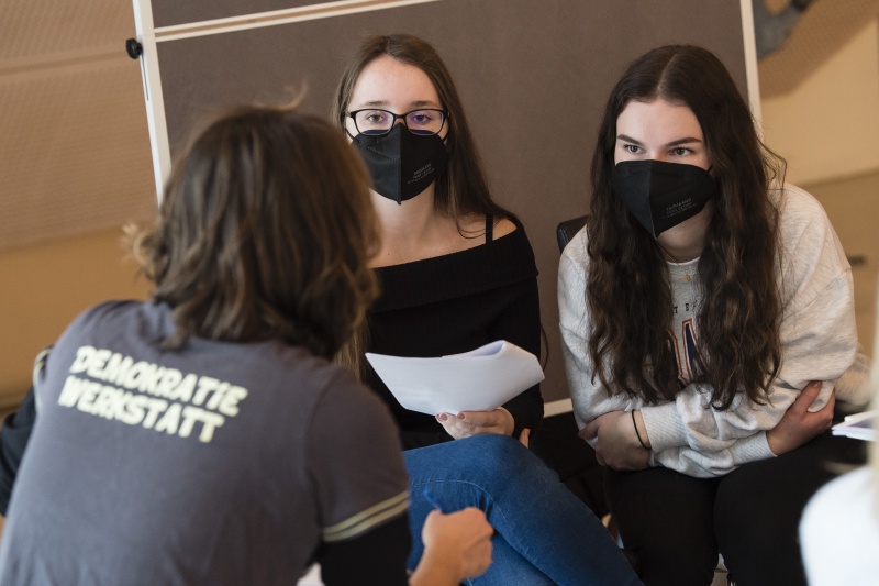 SchülerInnen der Klasse 1C und 3F der Berufsschule für Verwaltungsberufe im 5. Wiener Gemeindebezirk bei der Projektarbeit