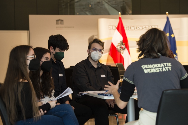 SchülerInnen der Klasse 1C und 3F der Berufsschule für Verwaltungsberufe im 5. Wiener Gemeindebezirk bei der Projektarbeit