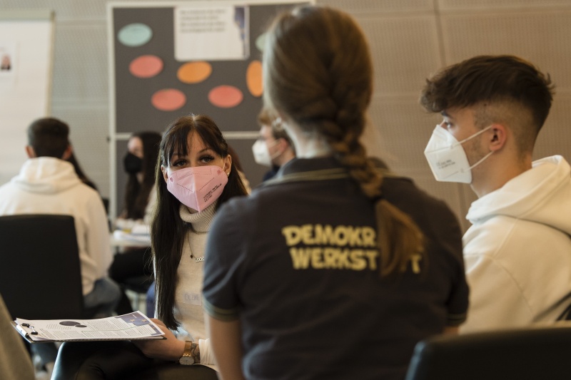 SchülerInnen der Klasse 1C und 3F der Berufsschule für Verwaltungsberufe im 5. Wiener Gemeindebezirk bei der Projektarbeit