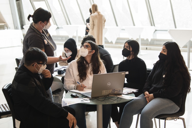 SchülerInnen der Klasse 1C und 3F der Berufsschule für Verwaltungsberufe im 5. Wiener Gemeindebezirk bei der Projektarbeit