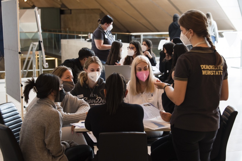 SchülerInnen der Klasse 1C und 3F der Berufsschule für Verwaltungsberufe im 5. Wiener Gemeindebezirk bei der Projektarbeit