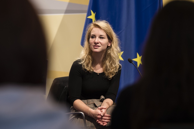 Schüler der Klasse 1C und 3F der Berufsschule für Verwaltungsberufe im 5. Wiener Gemeindebezirk. Am Podium: Nationalratsabgeordnete Eva Maria Holzleitner (SPÖ)