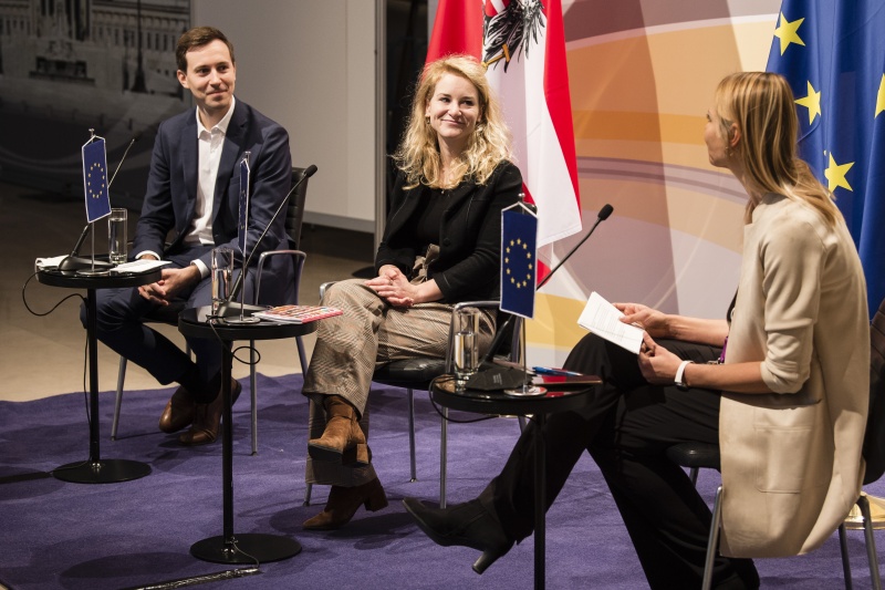 Schüler der Klasse 1C und 3F der Berufsschule für Verwaltungsberufe im 5. Wiener Gemeindebezirk. Am Podium von links: Nationalratsabgeordneter Nico Marchetti (ÖVP), Nationalratsabgeordnete Eva Maria Holzleitner (SPÖ)