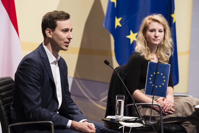 Schüler der Klasse 1C und 3F der Berufsschule für Verwaltungsberufe im 5. Wiener Gemeindebezirk. Am Podium von links: Nationalratsabgeordneter Nico Marchetti (ÖVP), Nationalratsabgeordnete Eva Maria Holzleitner (SPÖ)