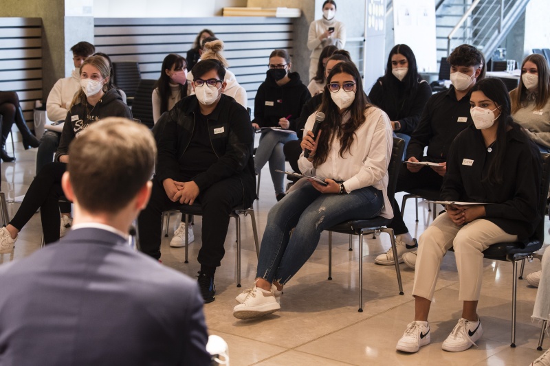 SchülerInnen der Klasse 1C und 3F der Berufsschule für Verwaltungsberufe im 5. Wiener Gemeindebezirk stellt Frage an das Podium