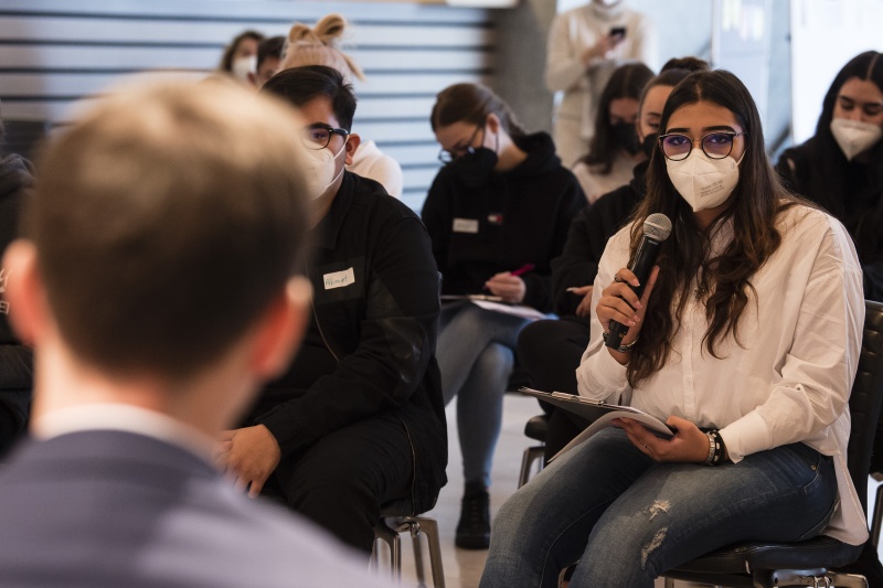 SchülerInnen der Klasse 1C und 3F der Berufsschule für Verwaltungsberufe im 5. Wiener Gemeindebezirk stellt Frage an das Podium
