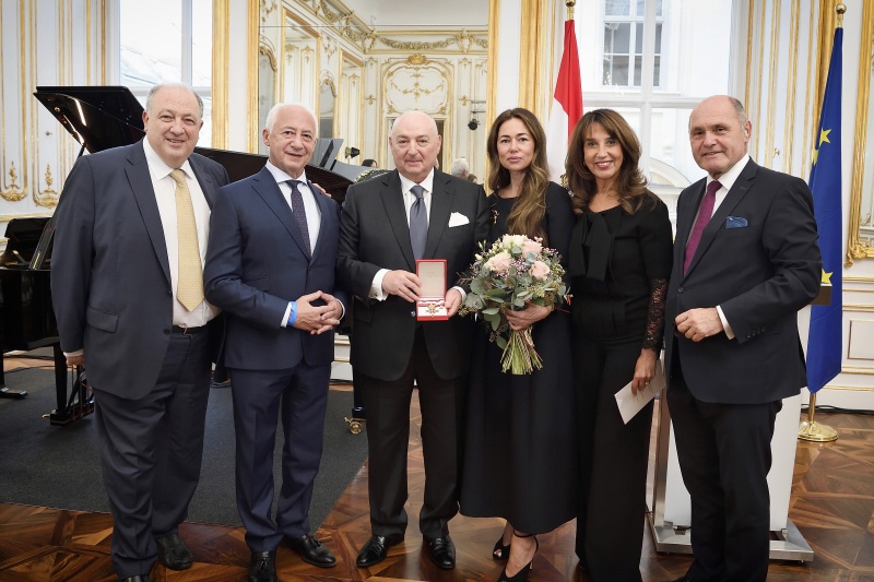 Von rechts: Nationalratspräsident Wolfgang Sobotka (ÖVP); Musikerinnen, Präsident des European Jewish Congress Moshe Kantor, Leiter der Russischen Nationalphilharmonie Vladimir Spivakov, Vizepräsident des European Jewish Congress Ariel Muzikant
