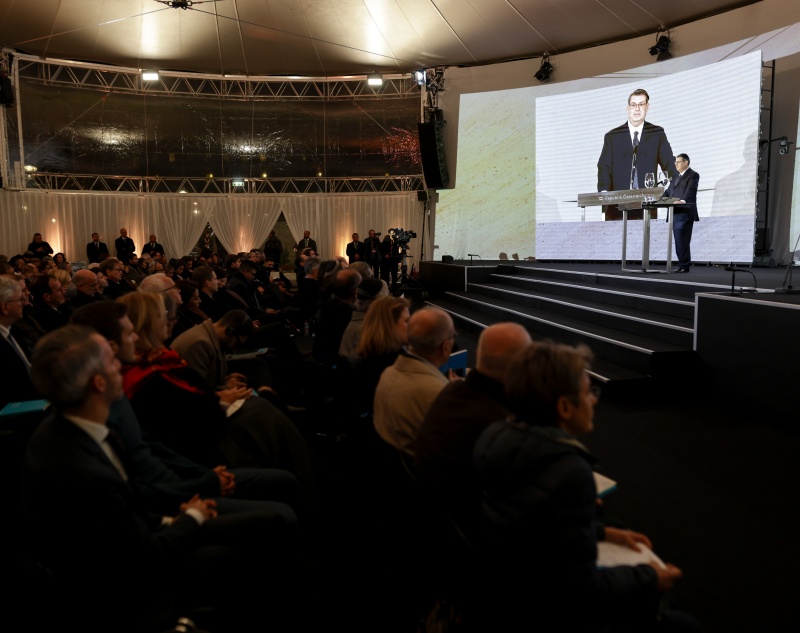 Ansprache Präsident der Israelitischen Kultusgemeinde Wien Oskar Deutsch. Blick Richtung VeranstaltungsteilnehmerInnen