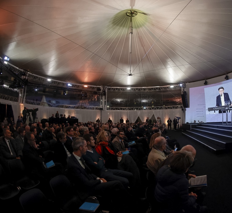 Rede des Initiators der Gedenkstätte Shoah Namensmauer Kurt Yakov Tutter. Blick Richtung VeranstaltungsteilnehmerInnen