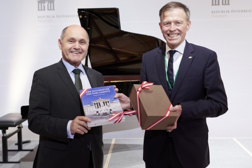 Übergabe Geschenk von Nationalratspräsident Wolfgang Sobotka (ÖVP) an Präsident des Sächsischen Landtags Matthias Rößler