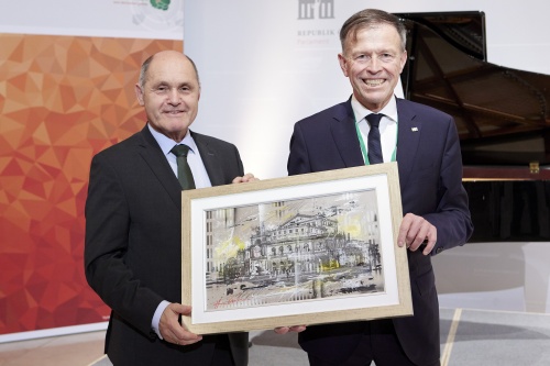 Übergabe Gastgeschenk vom Präsident des Sächsischen Landtags Matthias Rößler an Nationalratspräsident Wolfgang Sobotka (ÖVP)