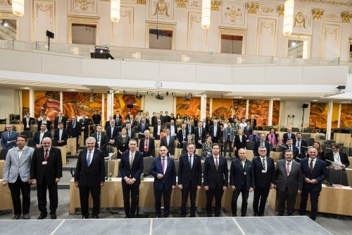 Gruppenfoto der VeranstaltungsteilnehmerInnen. Bildmitte in der ersten Reihe: Nationalratspräsident Wolfgang Sobotka (ÖVP) (5. von links) und Präsident des Sächsischen Landtags Matthias Rößler (6. von rechts)
