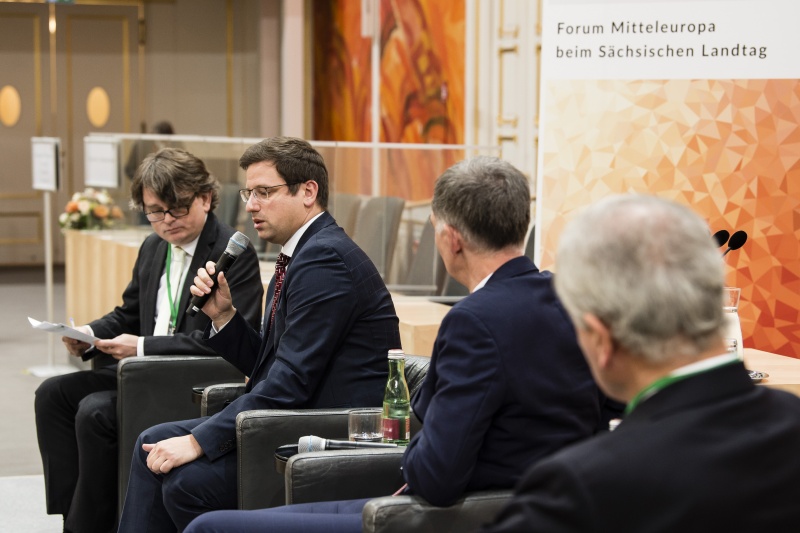 Am Podium von rechts: Minister im Amt der des Ministerpräsidenten der Republik Ungarn Gergely Gulyas, Moderator Gerald Schubert