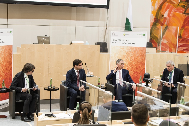 Am Podium von links: Moderator Gerald Schubert, Minister im Amt der des Ministerpräsidenten der Republik Ungarn Gergely Gulyas, Deutscher Botschafter in der Republik Österreich Ralf Beste, ZEI Direktor Ludger Kühnhardt