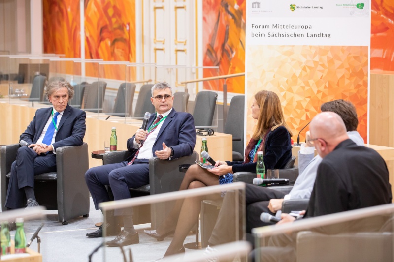 Am Podium von links: Direktor der Diplomatischen Akademie Wien, Emil Brix, Botschafter der Slowakei in Österreich, Peter Mišík, Moderation Journalistin Edit Inotai, Petr Drulák, Institute of International Relations Praguem, Oberbürgermeister der Stadt Wrocław a.D., Rafał Dutkiewicz