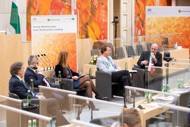 Am Podium von links: Direktor der Diplomatischen Akademie Wien, Emil Brix, Botschafter der Slowakei in Österreich, Peter Mišík, Moderation Journalistin Edit Inotai, Petr Drulák, Institute of International Relations Praguem, Oberbürgermeister der Stadt Wrocław a.D., Rafał Dutkiewicz