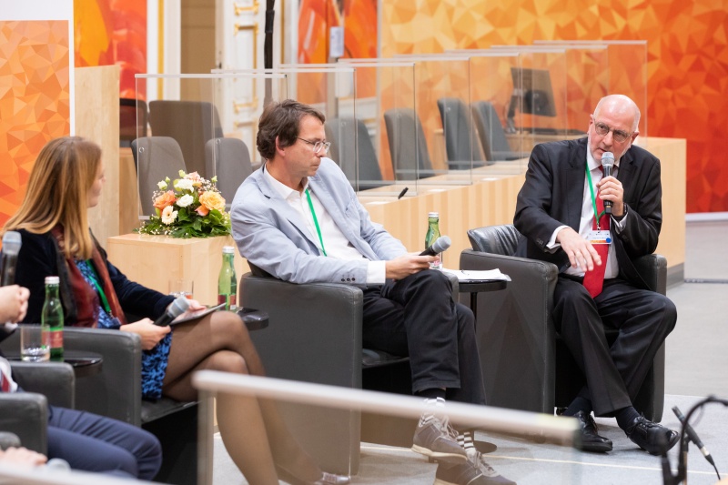 Am Podium von links:Moderation Journalistin Edit Inotai, Institute of International Relations Praguem Petr Drulák, Oberbürgermeister der Stadt Wrocław a.D. Rafał Dutkiewicz