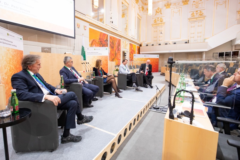 Am Podium von links: Direktor der Diplomatischen Akademie Wien, Emil Brix, Botschafter der Slowakei in Österreich, Peter Mišík, Moderation Journalistin Edit Inotai, Petr Drulák, Institute of International Relations Praguem, Oberbürgermeister der Stadt Wrocław a.D., Rafał Dutkiewicz