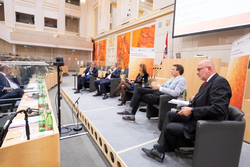 Am Podium von links: Direktor der Diplomatischen Akademie Wien, Emil Brix, Botschafter der Slowakei in Österreich, Peter Mišík, Moderation Journalistin Edit Inotai, Petr Drulák, Institute of International Relations Praguem, Oberbürgermeister der Stadt Wrocław a.D., Rafał Dutkiewicz