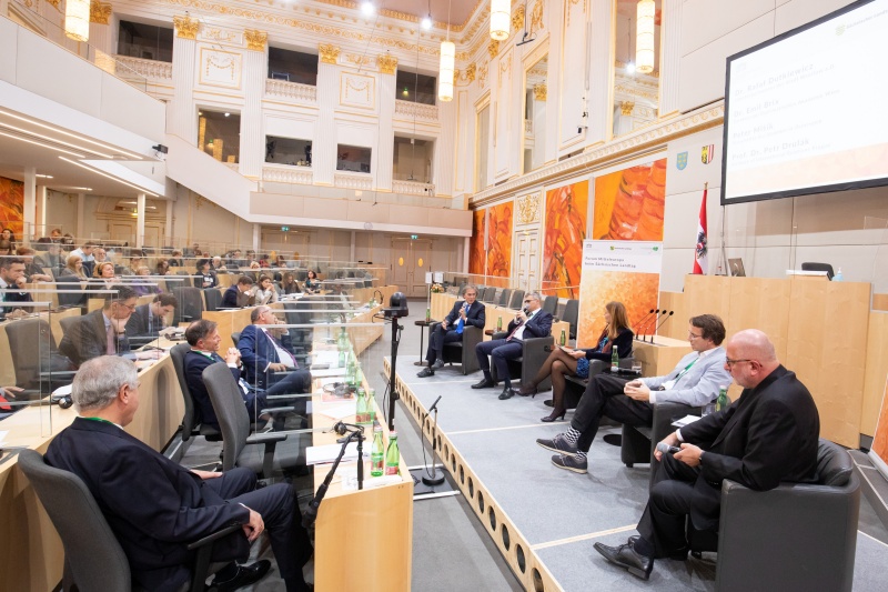 Am Podium von links: Direktor der Diplomatischen Akademie Wien, Emil Brix, Botschafter der Slowakei in Österreich, Peter Mišík, Moderation Journalistin Edit Inotai, Petr Drulák, Institute of International Relations Praguem, Oberbürgermeister der Stadt Wrocław a.D., Rafał Dutkiewicz