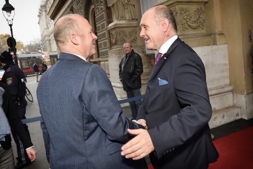 Begrüßung vor dem Palais Epstein, von links: Schweizer Nationalratspräsident Andreas Aebi, Nationalratspräsident Wolfgang Sobotka (ÖVP)