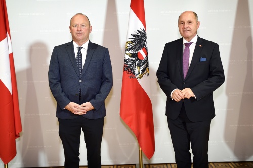 Fahnenfoto. Von links: Schweizer Nationalratspräsident Andreas Aebi, Nationalratspräsident Wolfgang Sobotka (ÖVP)