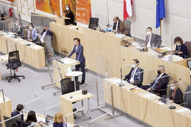 Am Rednerpult Klubvorsitzende Pamela Rendi-Wagner (SPÖ)