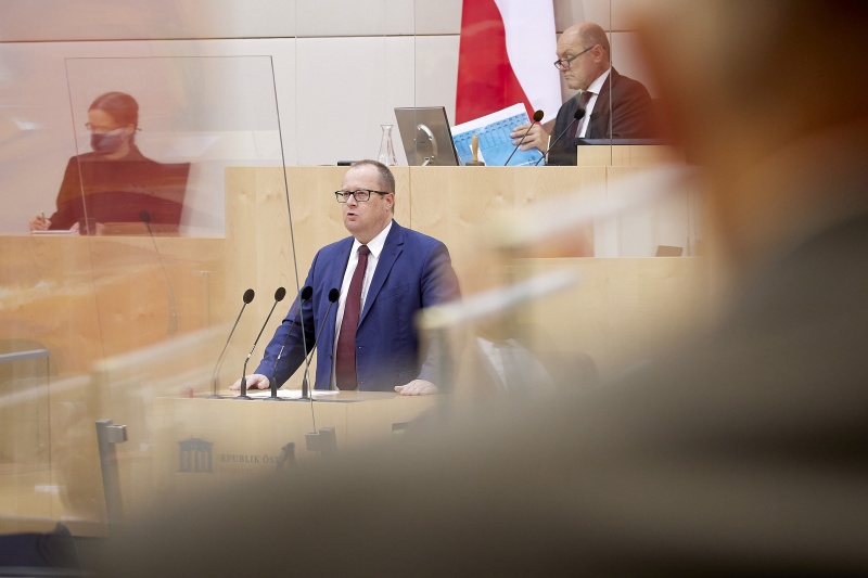 Am Rederpult Nationalratsabgeordneter Hubert Fuchs (FPÖ)