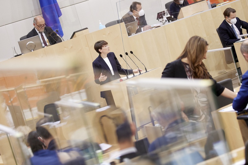 Am Rednerpult Klubobfrau Sigrid Maurer (GRÜNE)