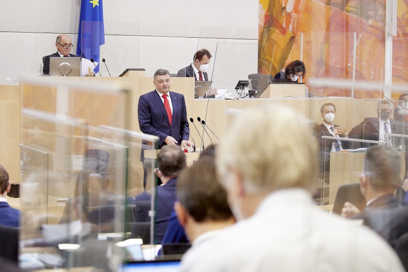 Am Rednerpult Nationalratsabgeordneter Jörg Leichtfried (SPÖ)