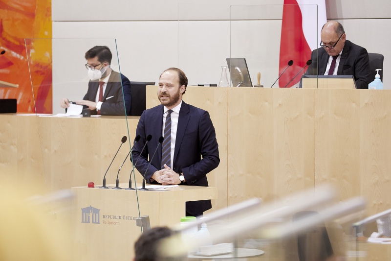 Am Rednerpult Nationalratsabgeordneter Nikolaus Scherak (NEOS)