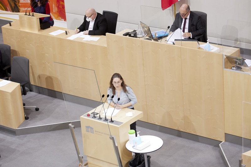 Am Rednerpult Nationalratsabgeordnete Julia Elisabeth Herr (SPÖ)