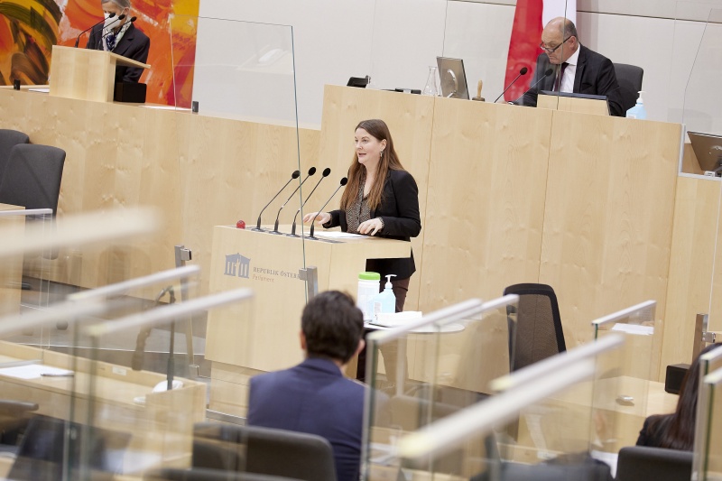 Am Rednerpult Nationalratsabgeordnete Karin Doppelbauer (NEOS)