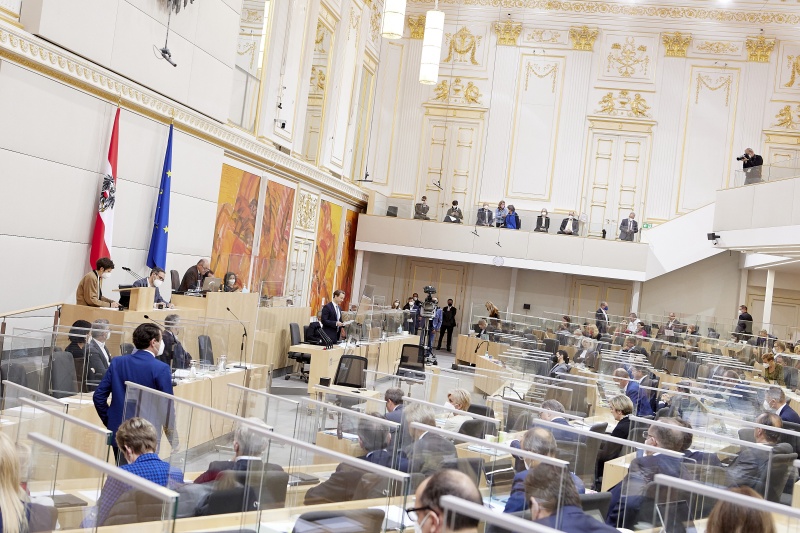 Rede von Finanzminister Gernot Blümel (ÖVP). Blick Richtung SitzungsteilnehmerInnen
