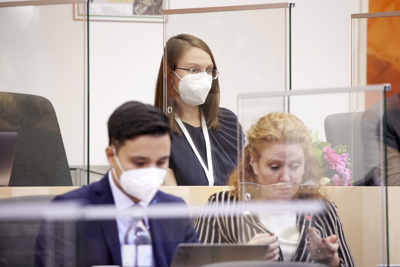 Nationalratsabgeordnete Katharina Werner (NEOS) auf ihrem Sitzplatz im Plenum