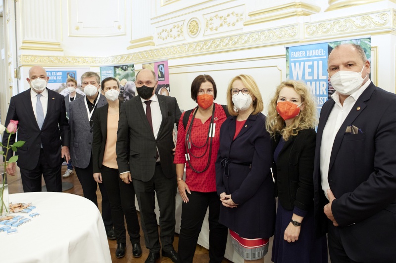 Von links: Nationalratsabgeordneter Martin Engelberg (ÖVP), Vorstandsvorsitzender Fairtrade Österreich Helmut Schüller, Geschäftsführerin Dreikönigsaktion Sigrid Kickingereder, Nationalratspräsident Wolfgang Sobotka (ÖVP), Nationalratsabgeordnete Petra Bayr (SPÖ), Zweite Nationalratspräsidentin Doris Bures (SPÖ), Nationalratsabgeordnete Eva Maria Holzleitner (SPÖ), Nationalratsabgeordneter Alois Schroll (SPÖ)