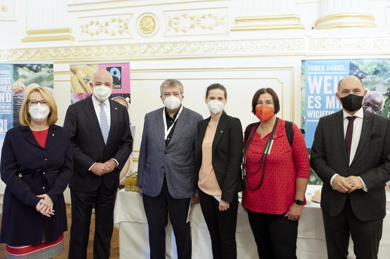 Von links: Zweite Nationalratspräsidentin Doris Bures (SPÖ), Nationalratsabgeordneter Martin Engelberg (ÖVP), Vorstandsvorsitzender Fairtrade Österreich Helmut Schüller, Geschäftsführerin Dreikönigsaktion Sigrid Kickingereder, Nationalratsabgeordnete Petra Bayr (SPÖ), Nationalratspräsident Wolfgang Sobotka (ÖVP)