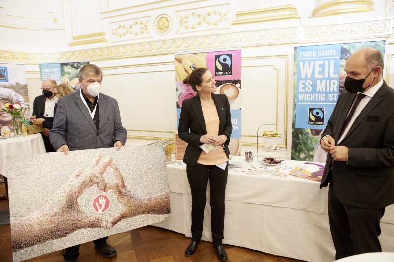 Geschenkübergabe, von links: Vorstandsvorsitzender Fairtrade Österreich Helmut Schüller, Geschäftsführerin Dreikönigsaktion Sigrid Kickingereder, Nationalratspräsident Wolfgang Sobotka (ÖVP)