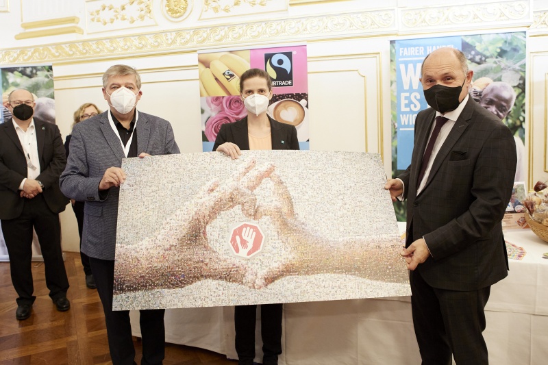 Geschenkübergabe, von links: Vorstandsvorsitzender Fairtrade Österreich Helmut Schüller, Geschäftsführerin Dreikönigsaktion Sigrid Kickingereder, Nationalratspräsident Wolfgang Sobotka (ÖVP)