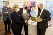 Geschenkübergabe, von links: Geschäftsführer Fairtrade Österreich Hartwig Kirner, Nationalratspräsident Wolfgang Sobotka (ÖVP)