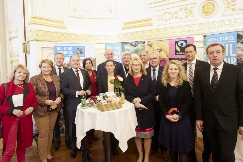 Von links: Nationalratsabgeordnete Ruth Becher (SPÖ), Nationalratsabgeordnete Gertraud Salzmann (ÖVP), Nationalratsabgeordneter Reinhold Lopatka (ÖVP), Nationalratspräsident Wolfgang Sobotka (ÖVP), Nationalratsabgeordnete Petra Bayr (SPÖ), Nationalratsabgeordneter Martin Engelberg (ÖVP), Geschäftsführerin Dreikönigsaktion Sigrid Kickingereder, Vorstandsvorsitzender Fairtrade Österreich Helmut Schüller, Zweite Nationalratspräsidentin Doris Bures (SPÖ), Nationalratsabgeordneter Alois Schroll (SPÖ), Nationalratsabgeordneter Hermann Gahr (ÖVP), Nationalratsabgeordneter Ernst Gödl (ÖVP), Nationalratsabgeordneter Christian Drobits (SPÖ)