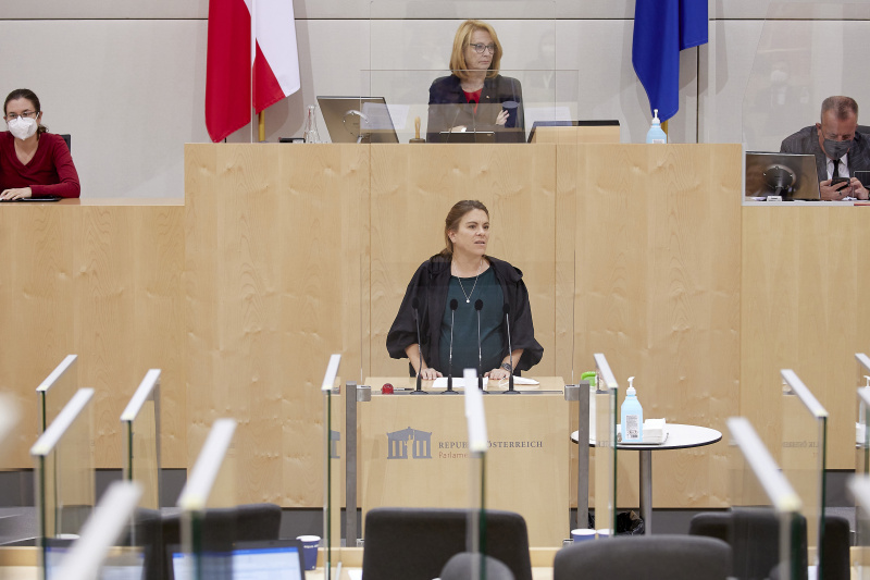 Am Rednerpult Nationalratsabgeordnete Julia Seidl (NEOS)