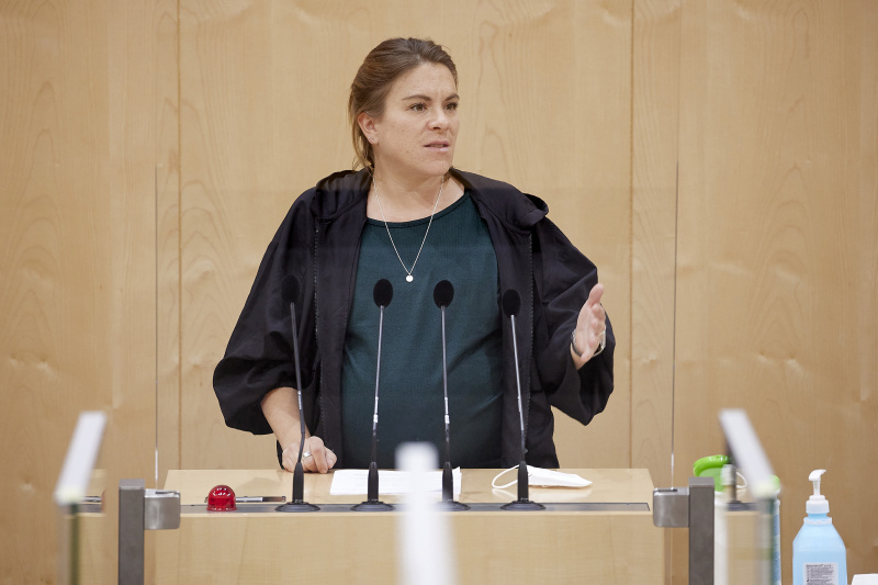 Am Rednerpult Nationalratsabgeordnete Julia Seidl (NEOS)