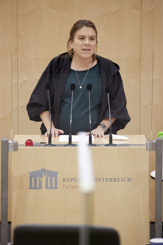 Am Rednerpult Nationalratsabgeordnete Julia Seidl (NEOS)