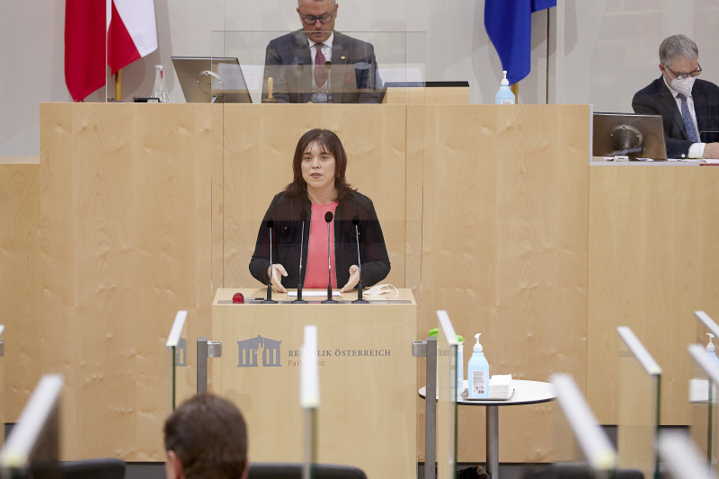 Am Rednerpult Nationalratsabgeordnete Agnes Totter (ÖVP)