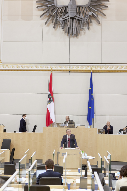 Am Rednerpult Nationalratsabgeordneter Johann Singer (ÖVP)